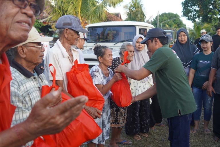 Melali Sambil Berbagi, Sahabat Hardtop Negaroa Berbagi Paket Sembako di Gilimanuk