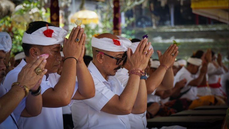 Pemkab Bangli Laksanakan Bhakti Penganyar di Pura Samuantiga