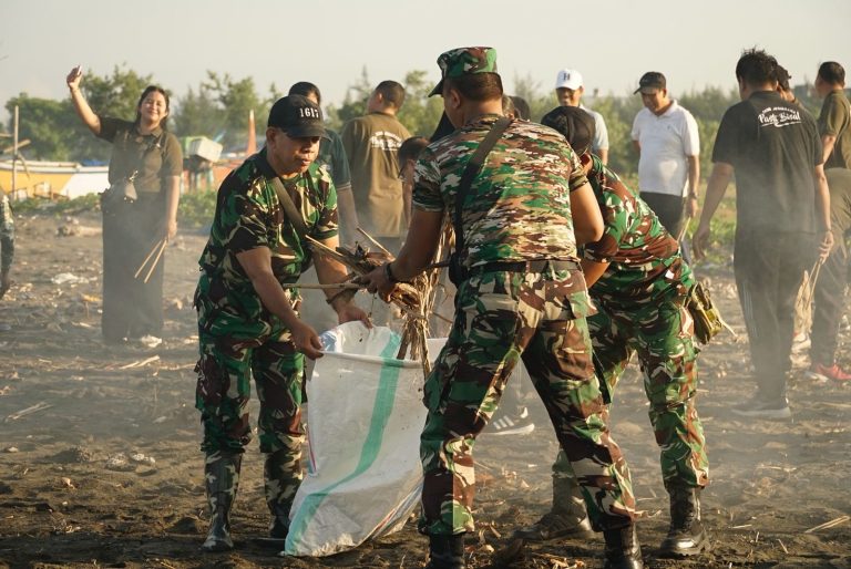 Sinergi Tanpa Batas, Kodim 1617/Jembrana dan Pemerintah Kecamatan Negara Berkolaborasi Bersihkan Sampah di Pantai Pengambengan