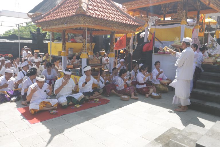 Wabup Ipat Hadiri Pujawali Pura Melanting Pasar Umum Negara, Doakan Stabilitas Ekonomi Jembrana
