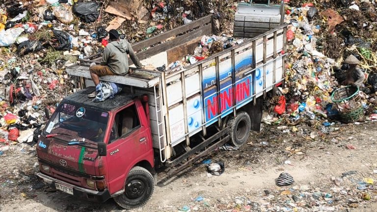 Modus Jasa Pengangkut Sampah TPA Suwung: Tumpuk Organik Diatas, Bawah Residu, Pemilahan di Hulu Disorot