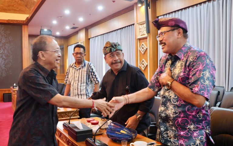 Gubernur Koster Serap Aspirasi Pelaku Usaha Taksi dan Dorong Percepatan Elektrifikasi Transportasi di Bali