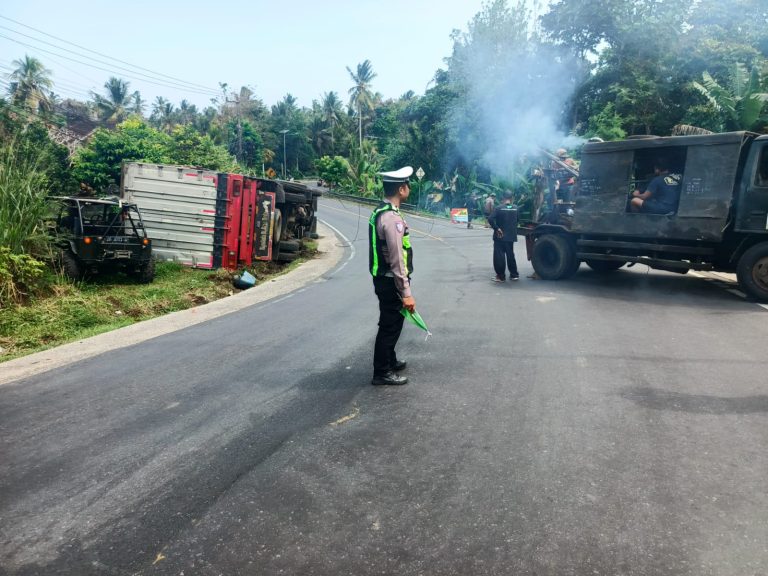 Lakalantas Tunggal di Jalur Denpasar–Gilimanuk, Truk Tronton Terguling