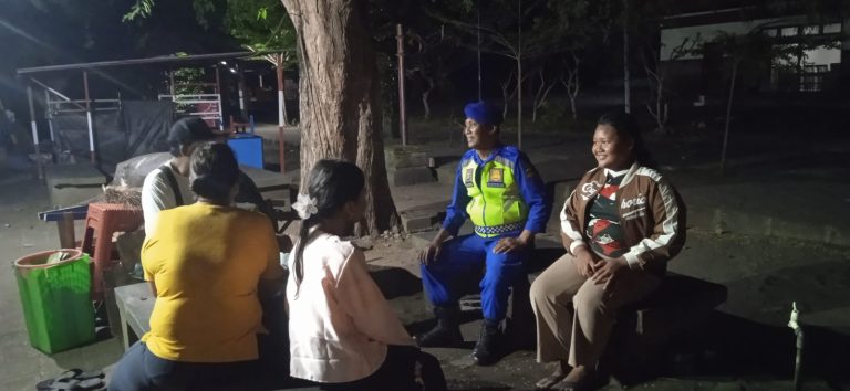 Patroli Dialogis, Sat Polairud Polres Jembrana Sambangi Pengunjung Water Bee Gilimanuk