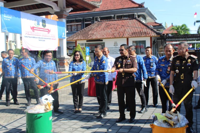 Kejari Buleleng Musnahkan Barang Bukti 71 Perkara Tindak Pidana Yang Berkekuatan Hukum Tetap