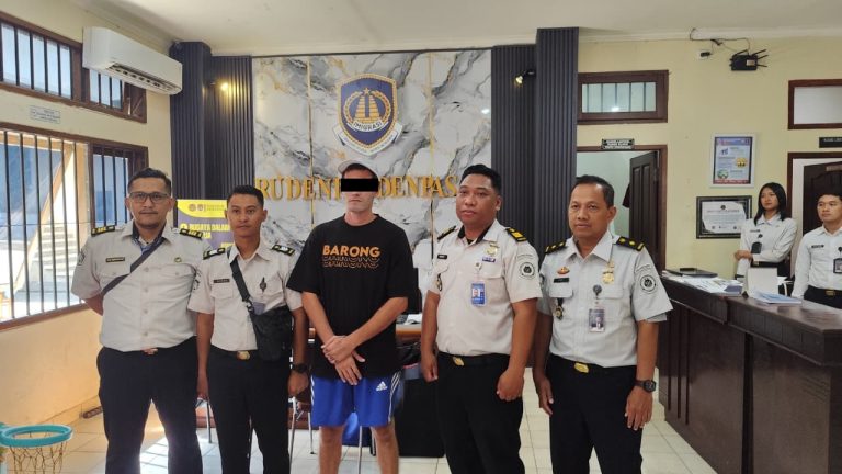 Ditahan Setahun Lantaran Overstay dan Tanpa Paspor: WN Aljazair Dikirim ke Jakarta untuk Dideportasi