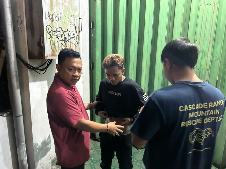 Polisi Tangkap Manusia Silver Viral Todongkan Pisau di Sunset Road, Kuta