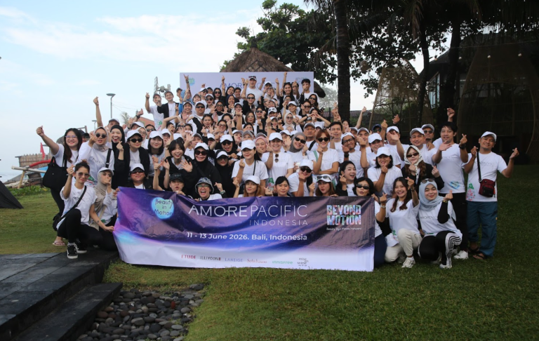 AMOREPACIFIC Ajak Warga Bali Jogging Sambil Pungut Sampah di Pantai Mertasari