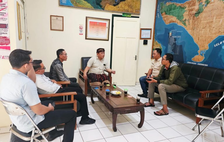 Pasca Polsek Sukasada Mempolice Linekan Area Pengerusakan Berbagai Jenis Pohon Di Hutan Sambangan, Kelompok Wana Lestari  Koordinasi Ke KPH Bali Utara  Buleleng, metrobali.co.id Bak gayung bersambut pengaduan dugaan pengerusakan berbagai jenis tanaman yang dikelola Kelompok Wana Lestari di Kawasan Hutan yang berlokasi di Banjar Anyar, Desa Sambangan, Kecamatan Sukasada, Kabupaten Buleleng ke Mapolsek Sukasada dan ke UPTD. KPH Bali Utara, pada Kamis (21/5/2026) lalu. Hal ini ditindak lanjuti oleh Penyidik Reskrim Polsek Sukasada dengan melakukan pendalaman dan pemeriksaan saksi berkaitan dengan pengaduan masyarakat tersebut.  Untuk memperlancar proses penyelidikan dan penyidikan terhadap kasus dugaan pengerusakan berbagai jenis tanaman yang dilakukan terduga pelaku berinisial DMG yang mengaku Koordinator Kelompok Kawal Hutan Sambangan, pihak Polsek Sukasada memasang police line (garis polisi) pada areal pengerusakan tanaman yang dikelola Kelompok Wana Lestari di Kawasan Hutan yang berlokasi di Banjar Anyar, Desa Sambangan.  Berbagai jenis tanaman yang dikelola dan ditanami oleh Kelompok Wana Lestari  di Kawasan Hutan Tanah Negara seluas 38,62 hektare di Desa Sambangan, diperkirakan mengalami kerugian sekitar Rp 500 Juta.  Dikonfirmasi pasca pemasangan police line oleh Polsek Sukasada, dan mendatangi KPH Bali Utara, penasehat hukum Kelompok Wana Lestari Sambangan dari ARC LAWYER & PARTNER yakni Made Suwinaya,SH, M.Hum mengaku sangat mengapresiasi kepada Kapolsek Sukasada yang telah melakukan Police Line di Lokasi Hutan Lindung yang dikelola oleh Pelapor Kelompok Wana Lestari yang telah melaporkan penebangan atas berbagai jenis pohon yang telah dikelola selama kurang lebih 8 tahun lamanya.  “Sebagian pohon yang ditanam dan dikelola telah produktif serta mulai menghasilkan. Seperti pohon durian, Cengkeh dan lain-lainnya yang telah ditebang oleh Terlapor berinisial DMG yang mengatas namakan dirinya Pengawal Hutan,” jelas Suwinaya.  “Tetapi kenyataannya yang dilakukannya adalah melakukan penebangan pohon-pohon yang ditanam dan dikelola oleh Kelompok Wana Lestari,” imbuhnya.  Menurut Suwinaya, penebangan yang dilakukan oleh Terlapor sudah beberapa kali dilakukannya, dengan berbagai alasan kegiatan. Seperti melakukan penanaman Pohon tapi setelah dilokasi hutan Lindung yang dikelola oleh Pelapor Kelompok Wana Lestari, ternyata pohon yang sudah dikelola dan dirawat oleh Pelapor ditebang sebagaimana yang telah dilaporkan oleh Pelapor. Dan saat ini telah ditangani oleh Polsek Sukasada.  Mengingat Perbuatan Terlapor tersebut saat ini telah dilaporkan dan telah dilakukan Police Line oleh Kepolisian Sektor Sukasada pada Tgl. 3 Juni 2026. Sehingga Lokasi tersebut siapapun tidak boleh keluar masuk, serta melakukan aktivitas diwilayah tersebut, agar proses hukum dapat berjalan dengan baik.   “Sehingga tidak dikhawatirkan adanya penghilangan alat-alat bukti yang masih ada dilokasi maupun untuk mencegah pengulangan pengerusakan yang dapat merugikan Pelapor yaitu Kelompok Usaha Perhutanan Sosial (KUPS)  WANA LESTARI,” ucap Suwinaya.  “KUPS Wana Lestari merupakan kelompok yang resmi diberikan kewenangan untuk melakukan pengelolaan atas Hutan Lindung dari KPH Bali Utara, sebagainana KEPUTUSAN KEPALA UPDT KPH BALI UTARA NOMOR : SK.522/294/XI/UPDT.KPH.BU.DKLH/2021 DITETAPKAN Pada Tanggal 4 November 2021 Oleh Kepala UPDT KPH Bali Utara Ir. I KETUT SUASTIKA,M.M. Bahwa Kelompok Usaha Perhutanan Sosial (KUPS) WANA LESTARI (PELAPOR) ditetapkan sebagai KELOMPOK USAHA PERHUTANAN SOSIAL (KUPS),” ujarnya menegaskan.  Setelah dilakukan Pemasangan Police Line oleh Pihak Kepolisian Sektor Sukasada, pihak KUPS Wana Lestari bersama Tim Kuasa Hukum ARC LAWYER & PARTNER Made Suwinaya,SH.MHum.  “Kami berkoordinasi Kepada Kepala Kantor UPTD KPH Bali Utara yang diterima oleh Kasi Perlindungan UPTD KPH Bali Utara, Kadek Agus,” terangnya.  “Pelapor memohon agar pihak dari KPH dapat melakukan perlindungan kepada pihak KUPS Wana Lestari, sehingga tidak lagi ada perbuatan penebangan dengan kedok Penanaman Pohon, tetapi dalam kenyataannya sebagaimana yg disampaikan Pelapor melakukan Penebangan Pohon,” pungkas Suwinaya. GS