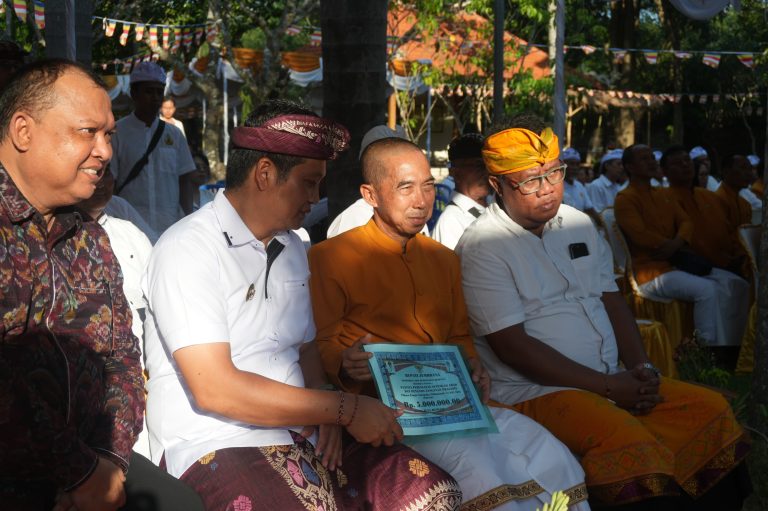 Jaga Toleransi 50 Tahun, Bupati Kembang Hartawan Hadiri Perayaan Emas dan Tandatangani Prasasti Vihara Empu Astapaka