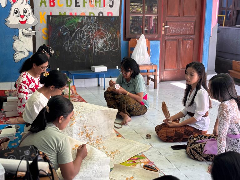 Undiksha Dorong Transformasi Ekonomi Pengrajin Wayang Kamasan melalui Inovasi Produk dan Pemasaran Digital