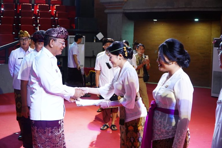Resmi Jadi PNS, Bupati Sutjidra Ingatkan ASN Baru Junjung Loyalitas, Integritas, dan Profesionalisme