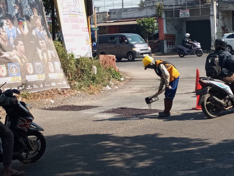 Pengendara Apresiasi Perbaikan Jalan Provinsi di Simpang Empat Mangli Jember