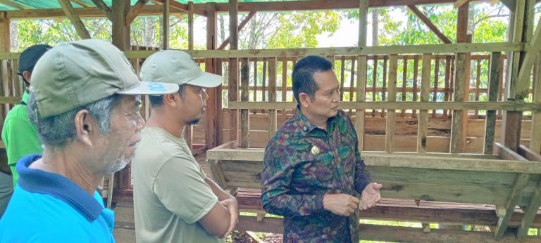Topang Kesejahteraan Masyarakat, Bupati Kembang Serahkan 44 Ekor Kambing