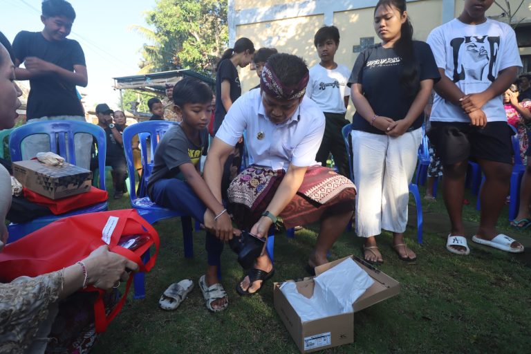 Lewat CSR BUMDesma, Bupati Kembang Bantu Seragam Anak Yatim