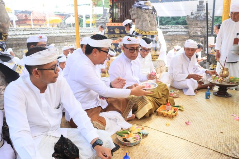 Walikota Jaya Negara Hadiri Bhakti Pujawali di Pura Sakenan
