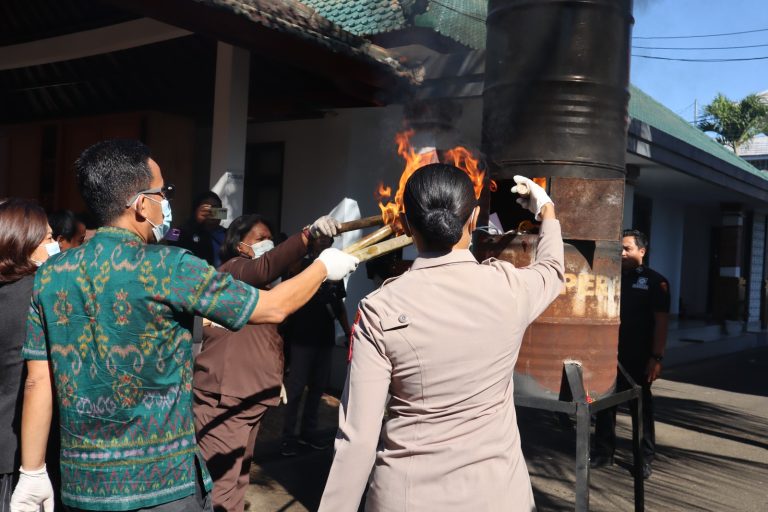 Kejari Jembrana Musnahkan Barang Bukti Berkekuatan Hukum Tetap