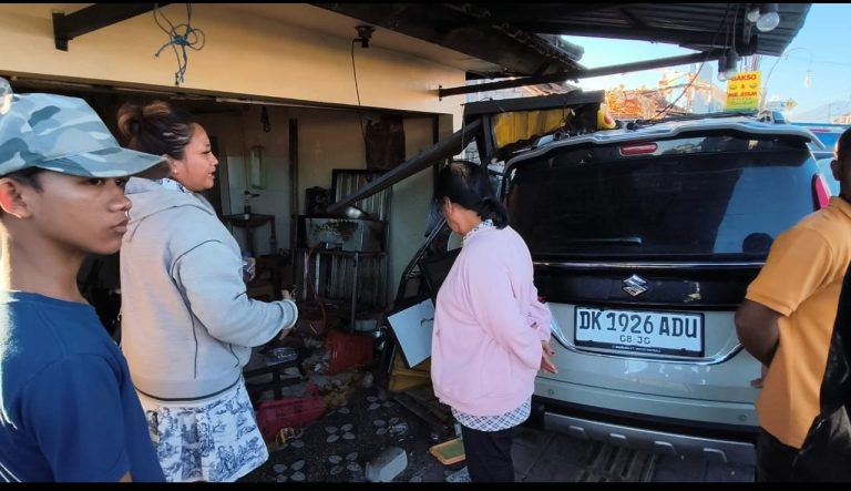 Siang Bolong Kecelakaan di Jalan Ahmad Yani Utara Denpasar, Mobil Tetiba Seruduk Warung dan Empat Motor Parkir