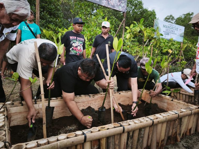 Forum Pegiat Lingkungan Bali Tanam Mangrove di Tahura Ngurah Rai, Soroti Ancaman Alih Fungsi Lahan