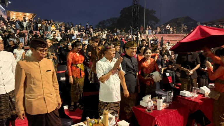 Bersama Ribuan Masyarakat, Gubernur Koster Saksikan Parade Gong Kebyar Dewasa Duta Kabupaten Gianyar dan Badung