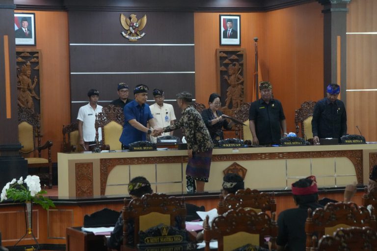 Wabup Ipat Sampaikan Pendapat Ranperda Inisiatif DPRD