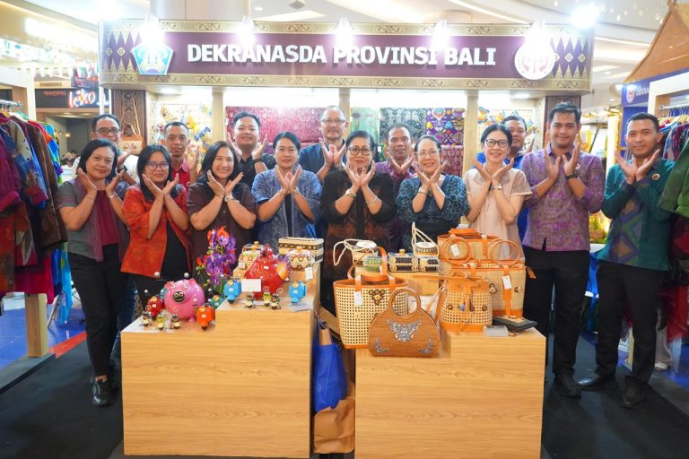 Ketua Dekranasda Bali Ny. Putri Koster Promosikan Kriya Unggulan Bali di Pameran HUT Ke-45 Dekranas di Makassar