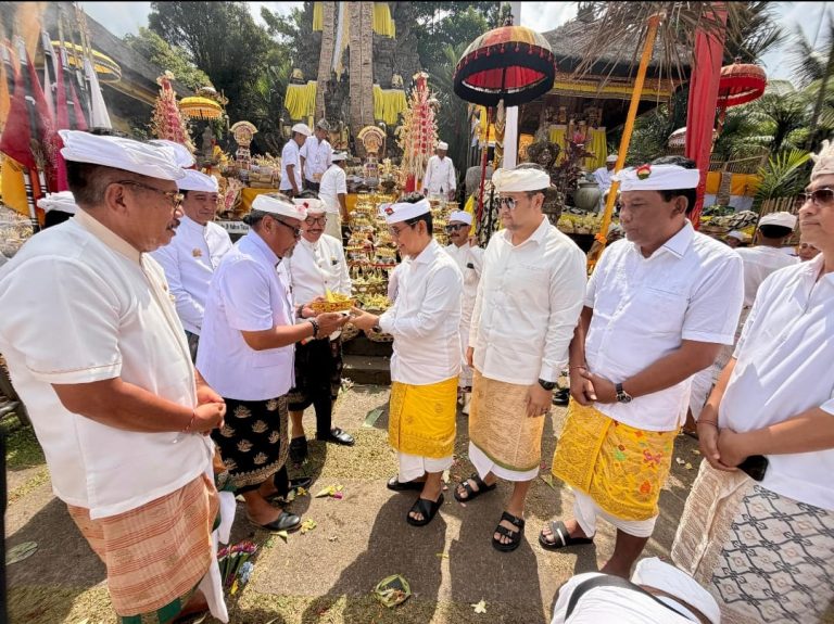 Pimpinan dan Anggota DPRD Kabupaten Badung Hadiri Bakti Penganyar di Pura Mandhara Giri Semeru Agung