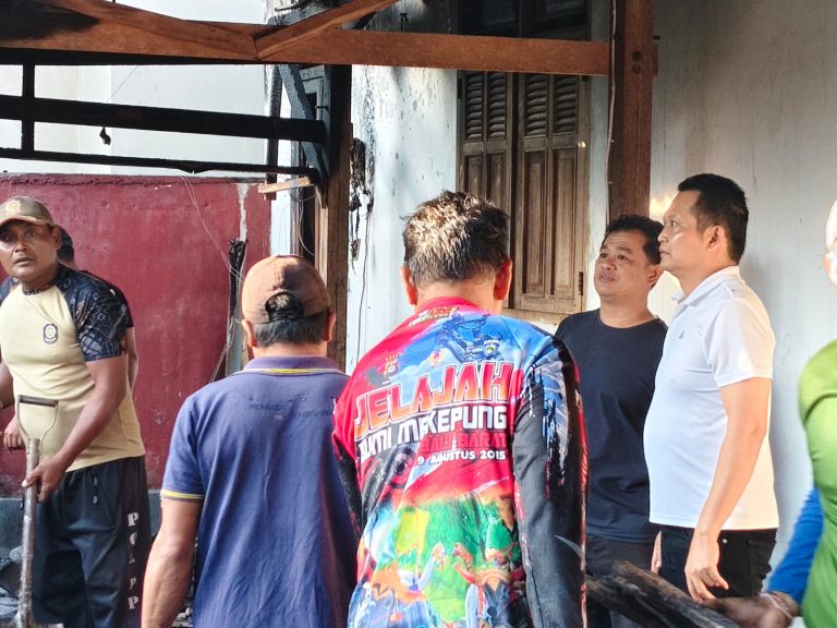 Bupati Kembang Sambangi Korban Kebakaran di Pekutatan