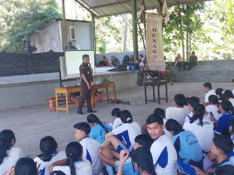 Kejari Buleleng Edukasi Ratusan Siswa Baru SMKN 1 Kubutambahan tentang Kenakalan Remaja dan Konsekuensi Hukumnya