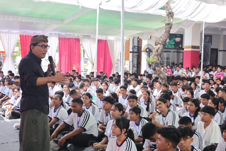 Jadi Narasumber pada MPLS SMK PGRI 3 Denpasar, Sekda Eddy Mulya Tekankan Pendidikan Karakter dan Bijak Bermedia Sosial