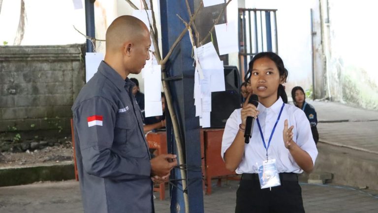 Bekali Demokrasi Sejak MPLS : Bawaslu Badung Gauangkan penting nya pemilih pemula dan Pengawasan partisipatif di SMA N 2 Mengwi
