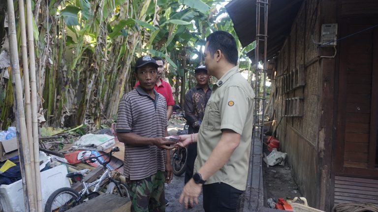 Bupati Kembang Bantu Tuntaskan Impian Rumah Layak Bapak Ali