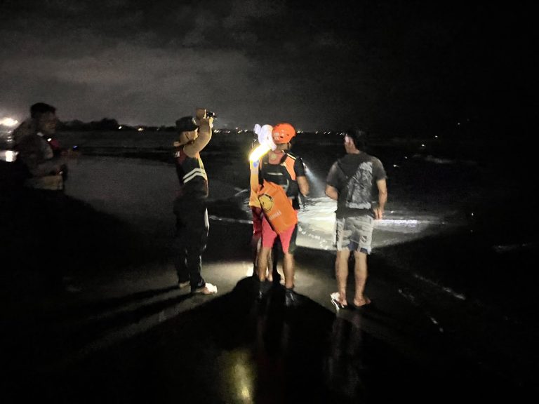Jukung Terdampar Tanpa Awak di Pantai Saba Gianyar, Nelayan Diduga Terjatuh ke Laut