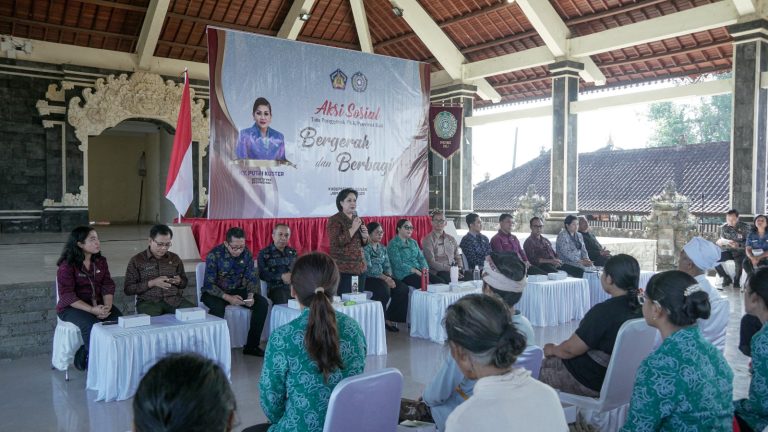 Sasar Tiga Kecamatan di Kabupaten Tabanan, Aksi Sosial TP PKK Serahkan Bantuan Sosial