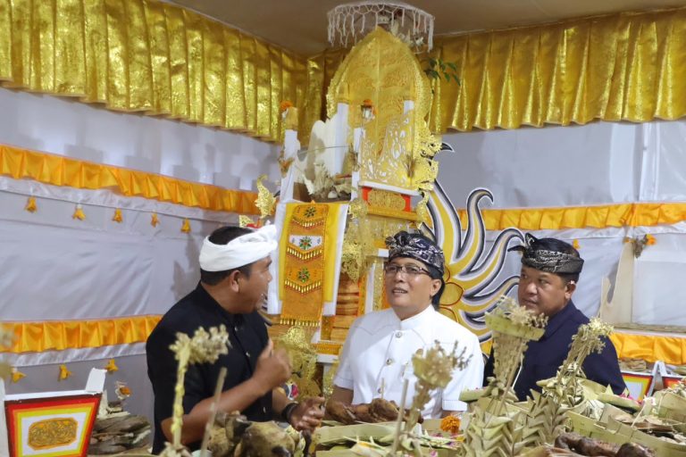 Wagub Giri Prasta Apresiasi Pitra Yadnya Massal, Ringankan Beban dan Pererat Persaudaraan Warga