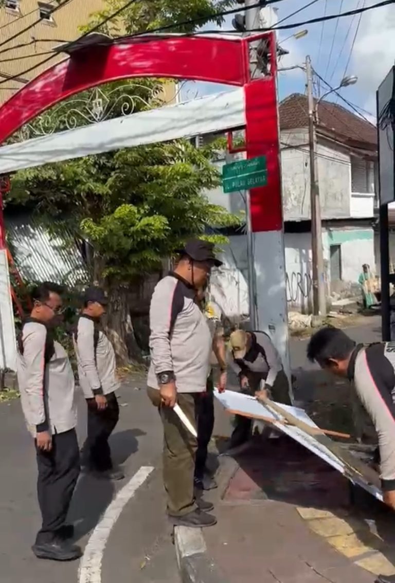 Satpol PP Denpasar Tertibkan Ratusan Alat Peraga Kadaluarsa di Fasilitas Umum