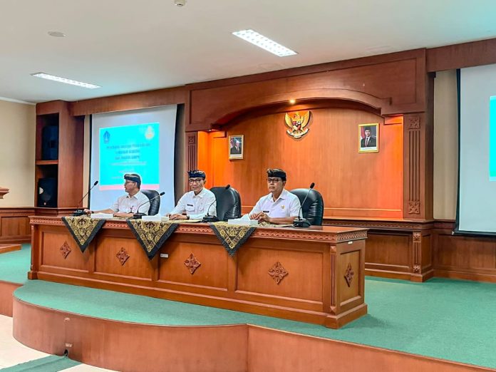 Serahkan Santunan Kepada Pensiunan (4)