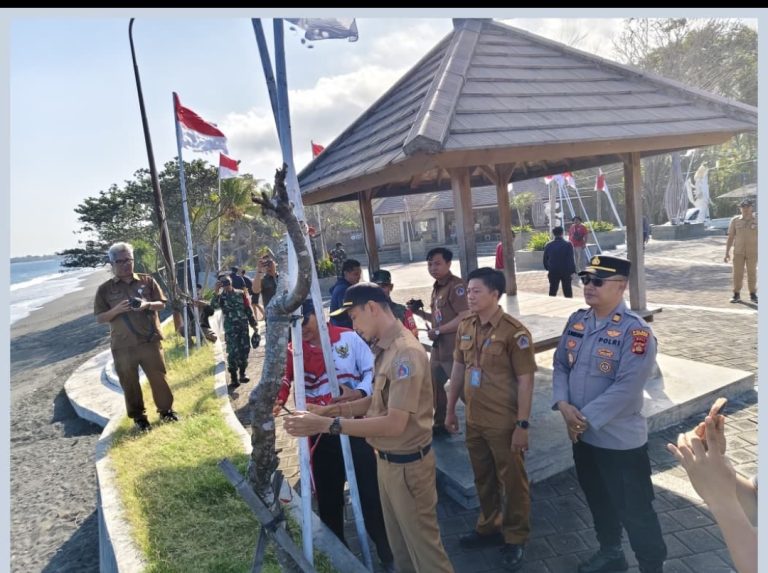 Kapolsek Dawan Dampingi Wakil Bupati Klungkung Pimpin Gerakan Pemasangan Bendera Merah Putih