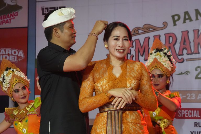 Pemkab Jembrana Canangkan Bunga Cepaka Putih sebagai Maskot Daerah dalam Berbusana Adat Bali