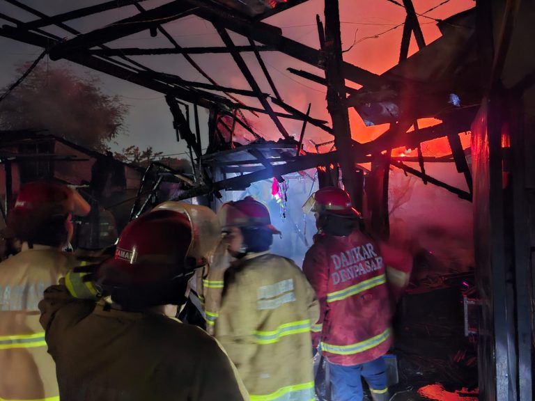 Kebakaran Kost di Denpasar Barat, 4 Kamar Semi Permanen Ludes Dilalap Api