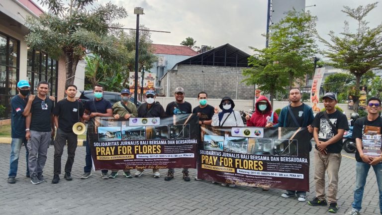 Turun ke Jalan, Solidaritas Jurnalis Bali Kumpulkan Donasi Gempa Flores dari Warga hingga Turis