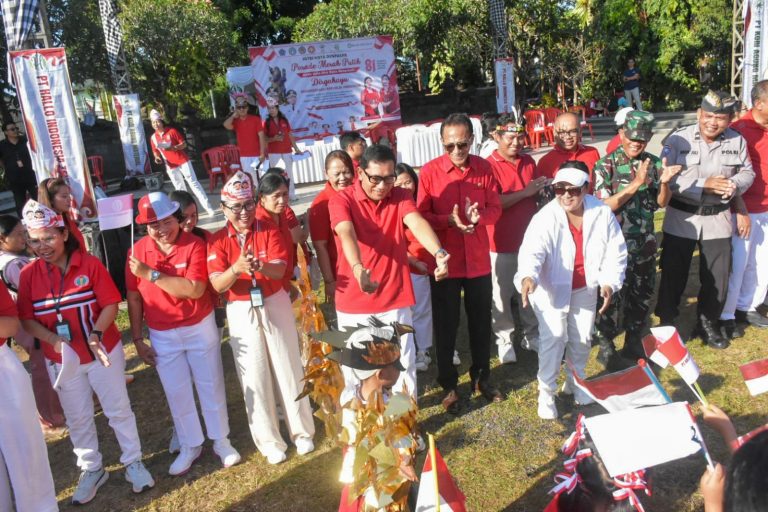 Sekda Eddy Mulya Lepas Parade Kirab Merah Putih IGTKI Kota Denpasar