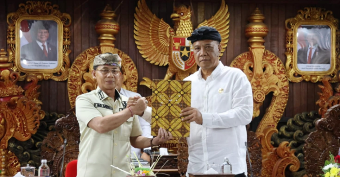 tiga-ranperda-inisiatif-resmi-jadi-perda-ketua-dprd-klungkung-tekankan-manfaat-nyata-bagi-masyarakat_320232