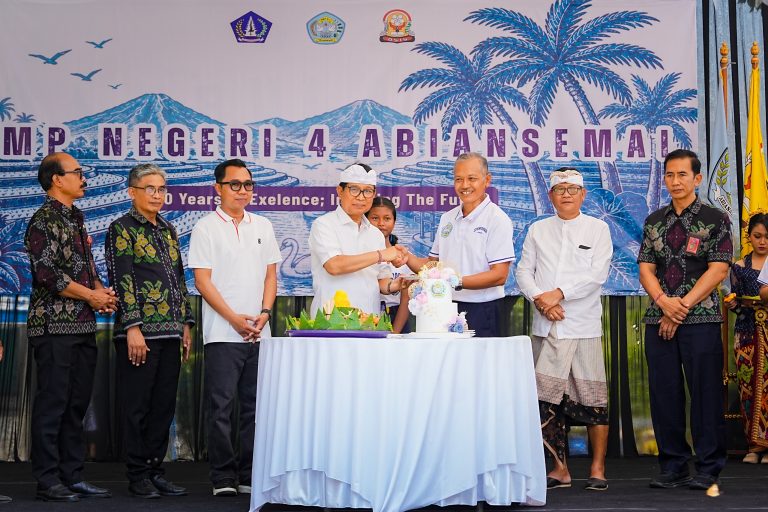 Empat Dekade SMPN 4 Abiansemal, Bupati Badung Komit Perluas Beasiswa Perguruan Tinggi