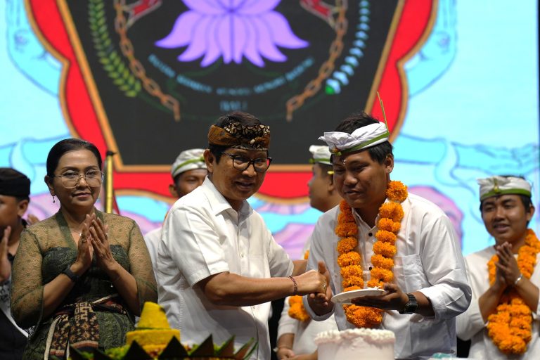 HUT Ke-55 STT. Tunjung Mekar,  Bupati Adi Arnawa: Tingkatkan Kualitas SDM agar Mampu Berdaya Saing