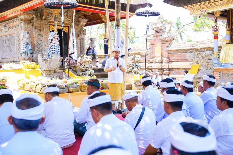 Karya Ngodak Tapakan di Pura Dalem Desa Adat Karang Dalem  Bupati Tekankan Semangat Kebersamaan