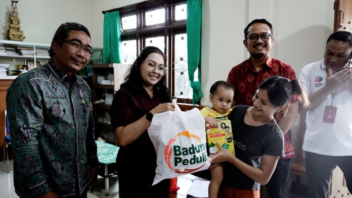 Salurkan Bantuan Sembako (4)