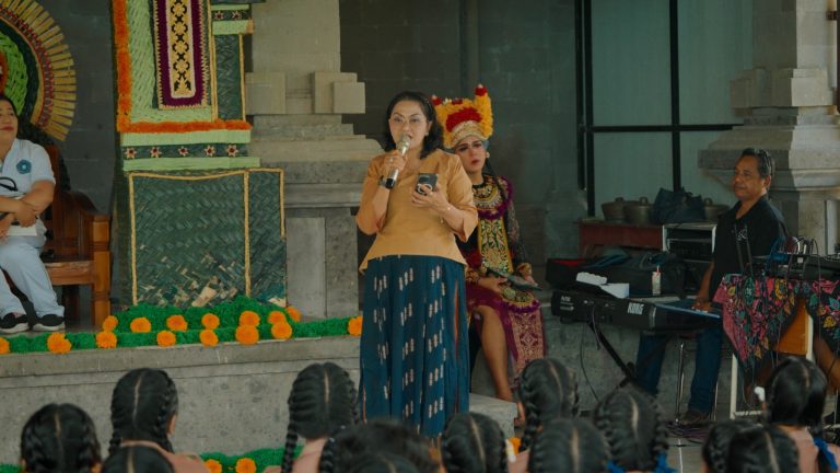 Bunda Literasi Digital Badung Ajak Siswa SMPN 2 Mengwi Bijak Bermedia Sosial