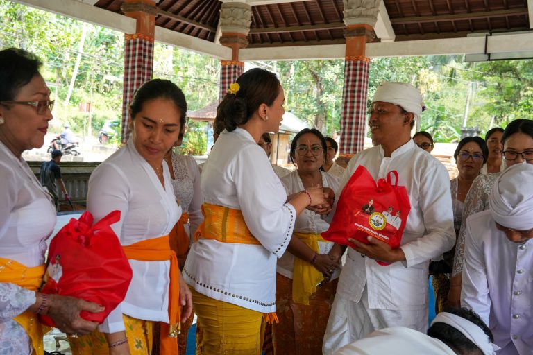 Gelar Aksi Sosial di Pura Taman Mumbul,  Ketua WHDI Badung Ajak Wanita Hindu Bumikan Tri Hita Karana