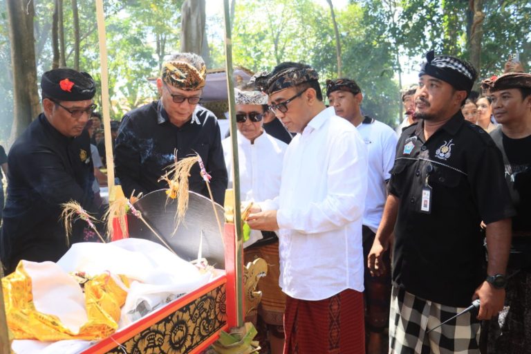 Walikota Jaya Negara Hadiri Puncak Karya Atiwa-Tiwa Desa Adat Kesiman